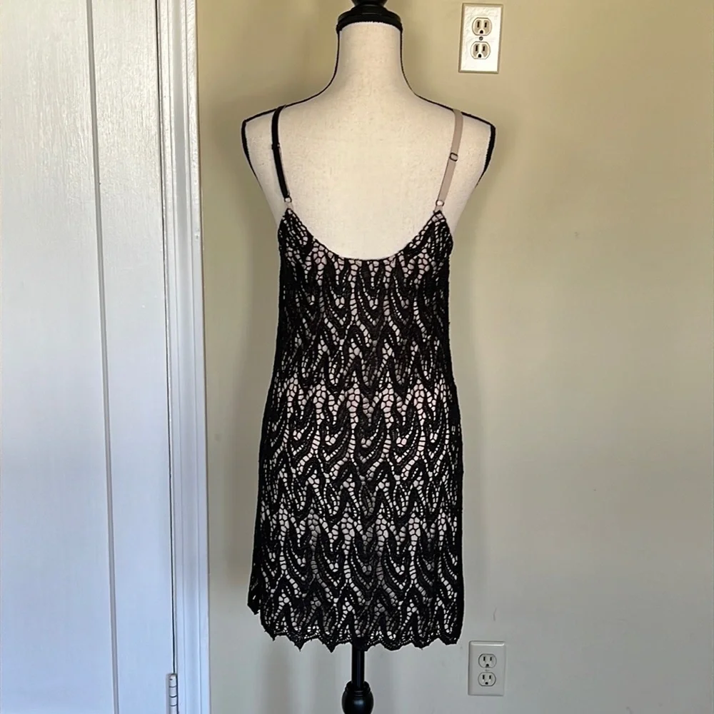 Alice + Olivia Emmie Lace Overlay Dress